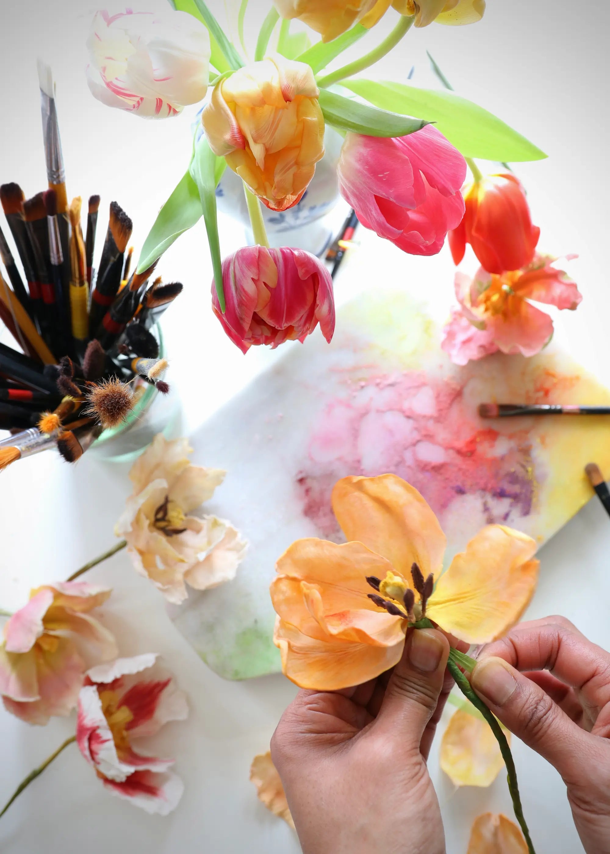 A close-up of lifelike sugar flowers crafted by participants in Natasja Sadi’s workshop, blending the beauty of sugar art with fresh floral arrangements