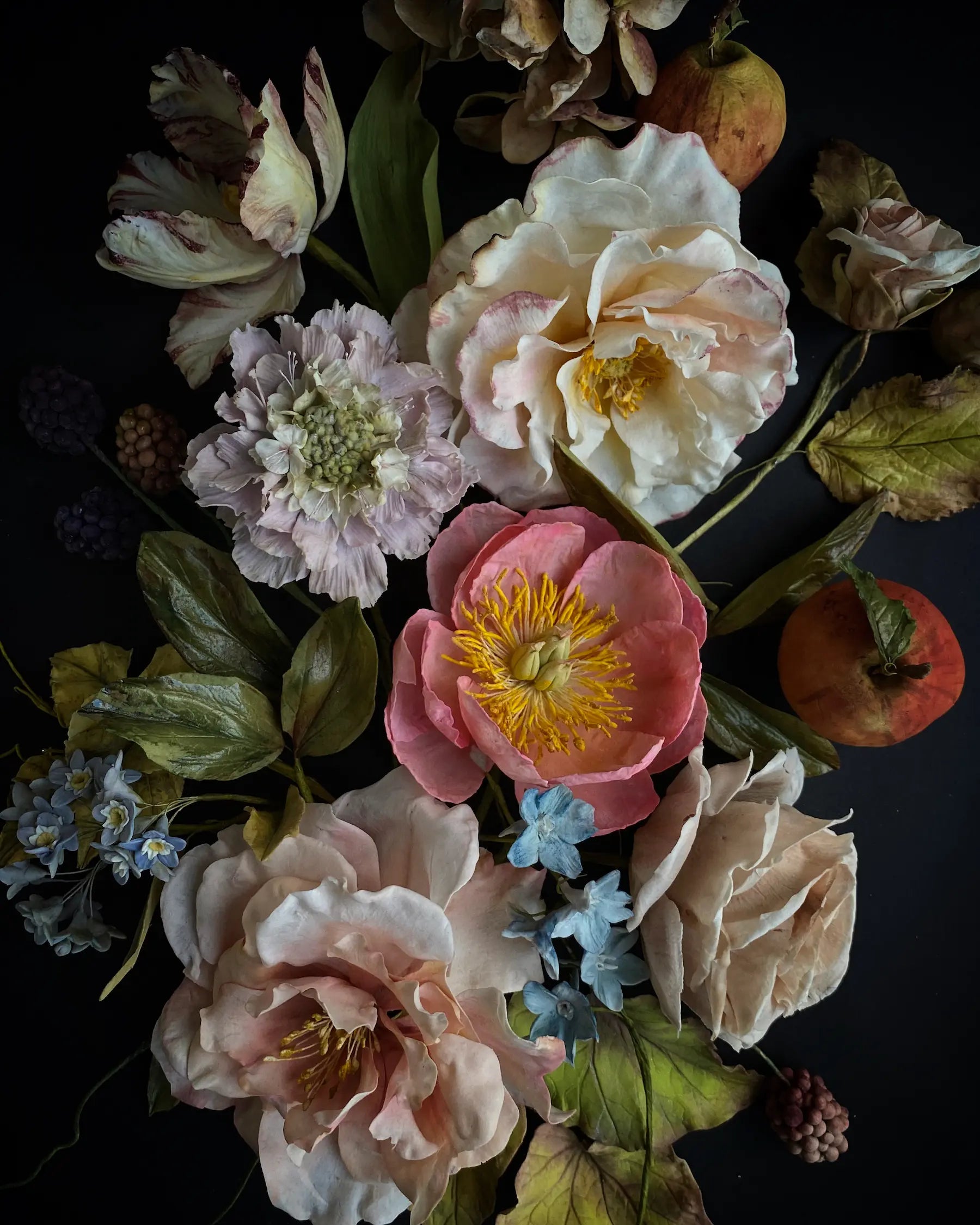 Close-up of delicate sugar flowers designed by Natasja Sadi, capturing the essence of fresh blooms.